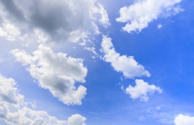 Mavi gökyüzünde beyaz bulutlar 