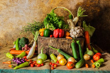 Natürmort sebzeler, otlar ve meyveler.