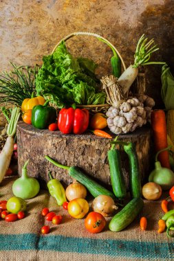 Natürmort sebzeler, otlar ve meyveler.