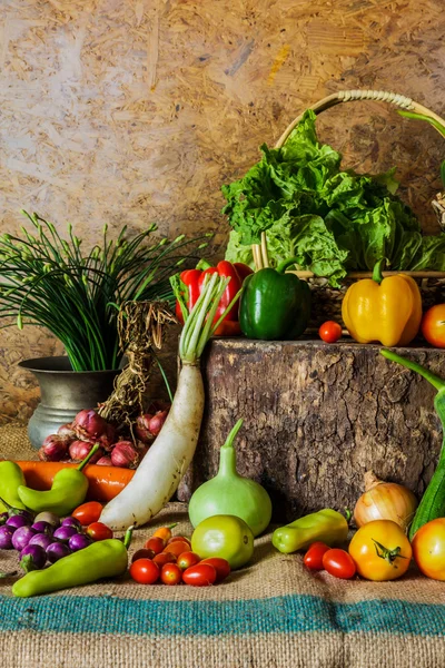 Vida morta Legumes, ervas e frutas . — Fotografia de Stock