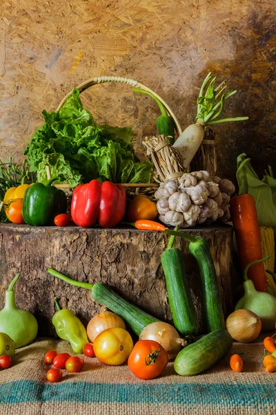 Bodegón Verduras, hierbas y frutas . — Foto de Stock