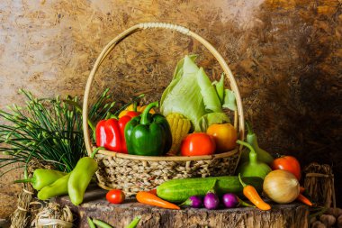 Natürmort sebzeler, otlar ve meyveler.