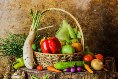 Natürmort sebzeler, otlar ve meyveler.