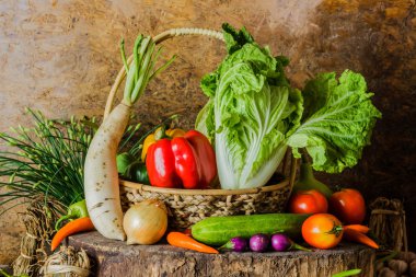 Natürmort sebzeler, otlar ve meyveler.