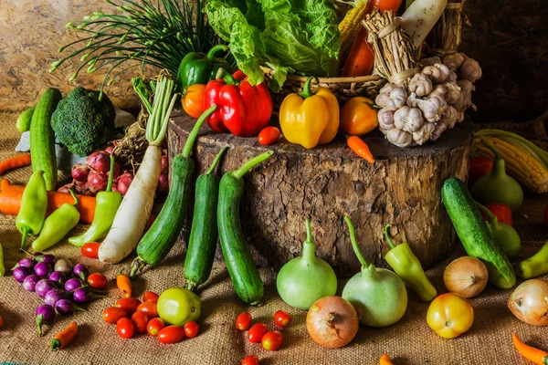 Stilleven groenten, kruiden en fruit. — Stockfoto