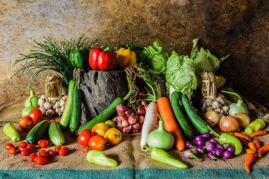 Natürmort sebzeler, otlar ve meyveler.