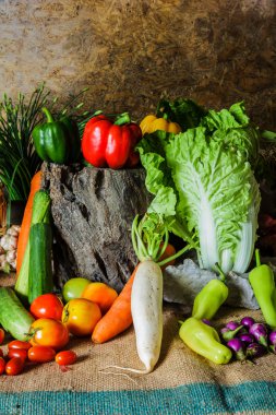 Natürmort sebzeler, otlar ve meyveler.