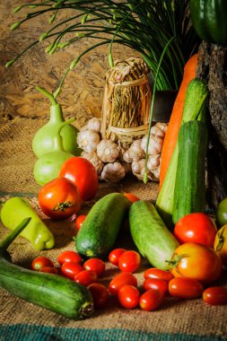 Natürmort sebzeler, otlar ve meyveler.