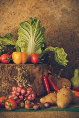 Natürmort sebzeler, otlar ve meyveler.