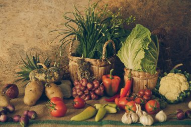 Natürmort sebzeler, otlar ve meyveler.