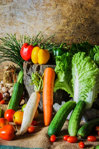 Natürmort sebzeler, otlar ve meyveler.