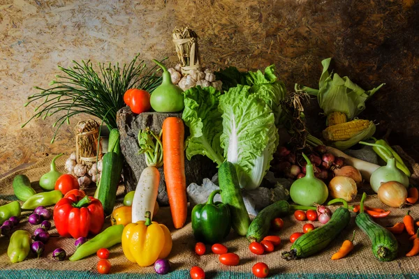 Natürmort sebzeler, otlar ve meyveler.