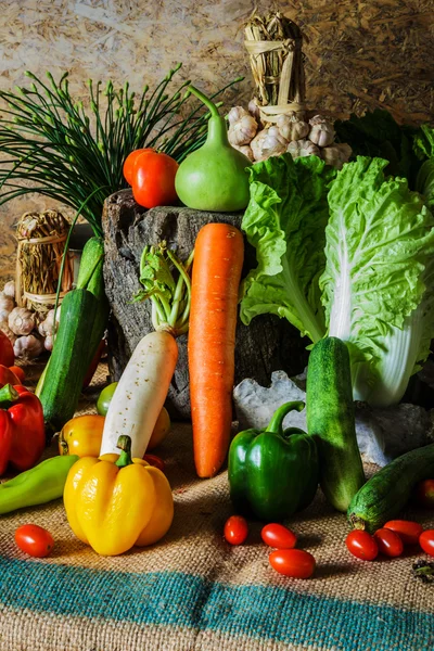 Natürmort sebzeler, otlar ve meyveler.