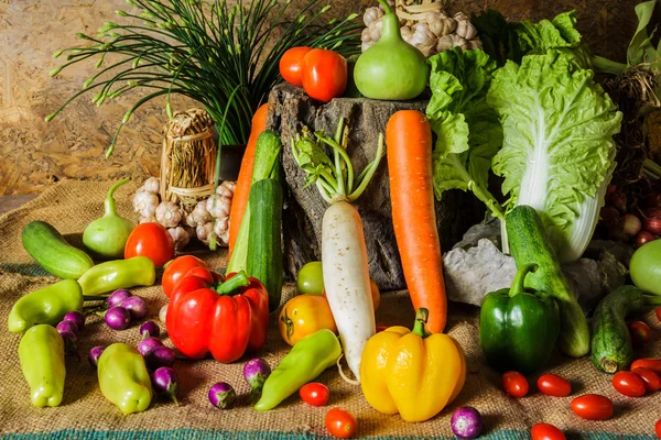 Zátiší zeleniny, bylin a ovoce. — Stock fotografie
