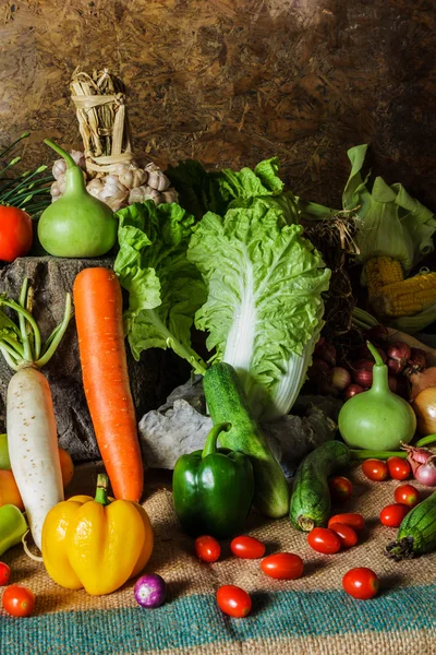 Natürmort sebzeler, otlar ve meyveler.