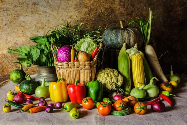 Stilleben grönsaker, örter och frukter. — Stockfoto