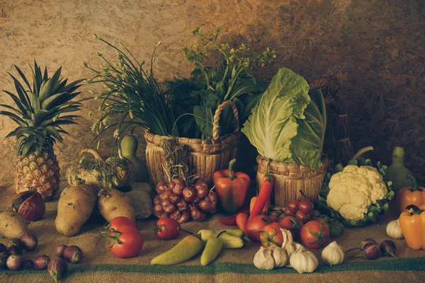 Nature morte Légumes, herbes et fruits . — Photo