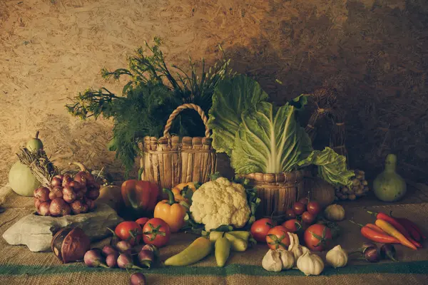 Vida morta Legumes, ervas e frutas . — Fotografia de Stock