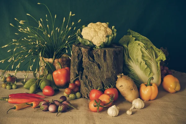 Stillleben Gemüse, Kräuter und Früchte. — Stockfoto
