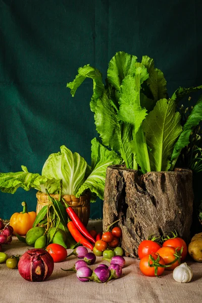 Stilleven groenten, kruiden en fruit. — Stockfoto