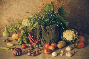 Natürmort sebzeler, otlar ve meyveler.