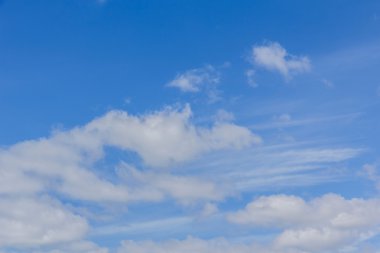 Mavi gökyüzünde beyaz bulutlar