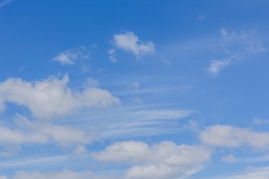 Mavi gökyüzünde beyaz bulutlar