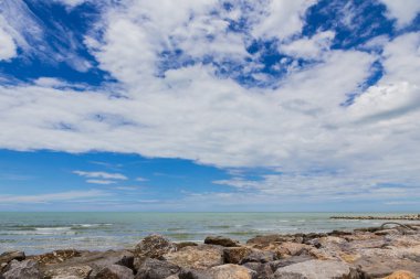 Gökyüzü güzel plaj kayalar ve tropikal deniz ile