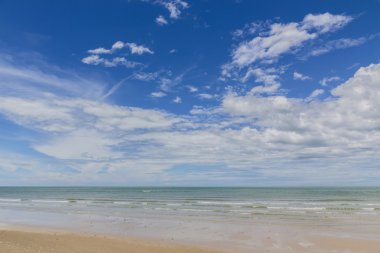 Plaj ve tropikal deniz güzel gökyüzü 