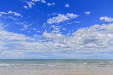 Plaj ve tropikal deniz güzel gökyüzü 