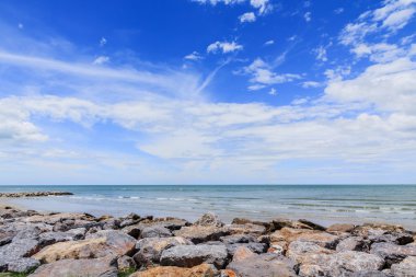 Gökyüzü güzel plaj kayalar ve tropikal deniz ile
