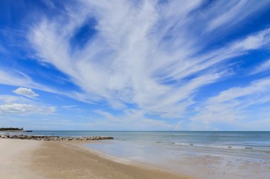 Plaj ve tropikal deniz güzel gökyüzü 