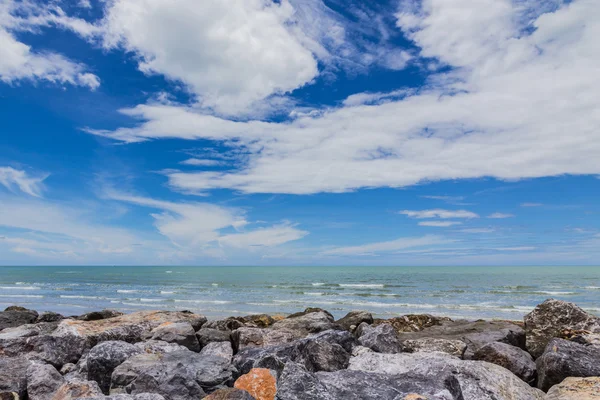 Gökyüzü güzel plaj kayalar ve tropikal deniz ile