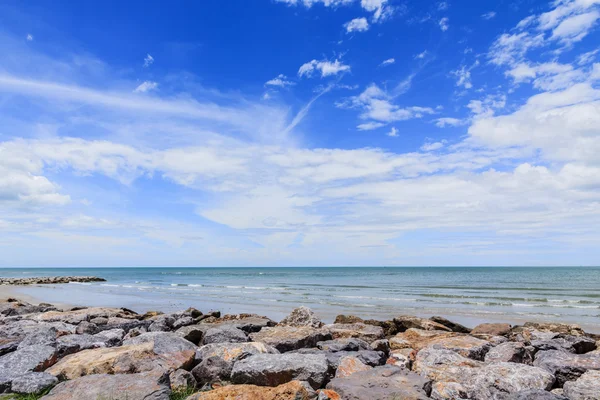 Gökyüzü güzel plaj kayalar ve tropikal deniz ile