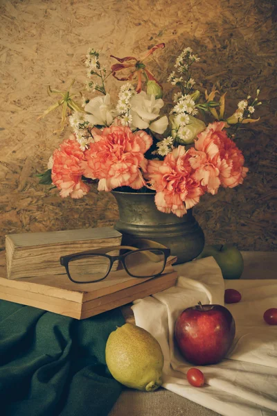 Nature morte avec des lunettes reposant sur un livre — Photo