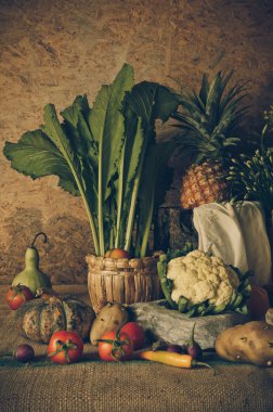 Natürmort sebzeler, otlar ve meyveler.