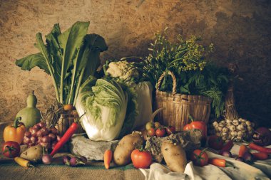 Natürmort sebzeler, otlar ve meyveler.