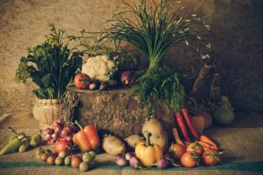 Natürmort sebzeler, otlar ve meyveler.