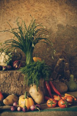 Natürmort sebzeler, otlar ve meyveler.