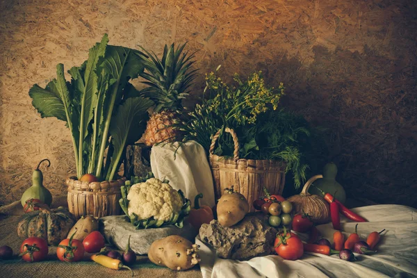 Stillleben Gemüse, Kräuter und Früchte. — Stockfoto