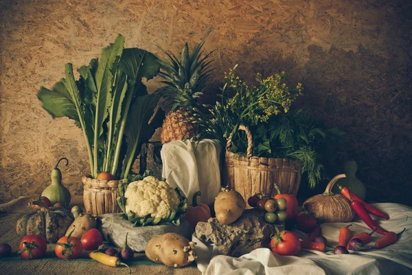 Nature morte Légumes, herbes et fruits . — Photo