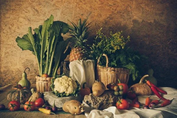 Stillleben Gemüse, Kräuter und Früchte. — Stockfoto