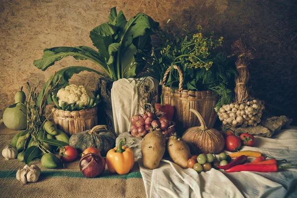 Nature morte Légumes, herbes et fruits . — Photo