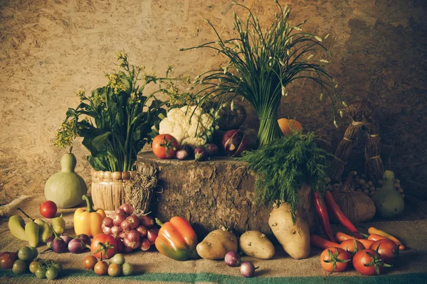 Stilleben grönsaker, örter och frukter. — Stockfoto