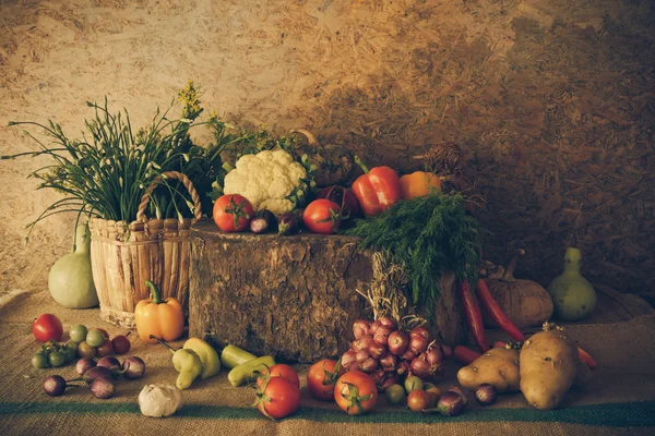 Nature morte Légumes, herbes et fruits . — Photo