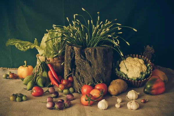 Stillleben Gemüse, Kräuter und Früchte. — Stockfoto