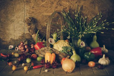 Natürmort sebzeler, otlar ve meyveler.