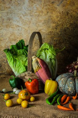 Natürmort sebzeler, otlar ve meyveler 