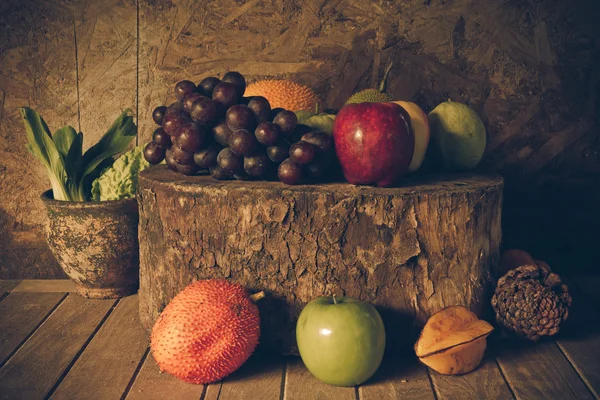 Stilleven met op het hout vol met fruit — Stockfoto