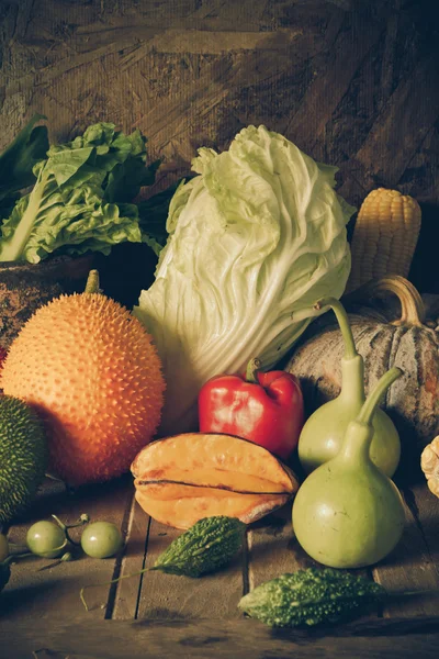 Stilleben av grönsaker och frukt. — Stockfoto